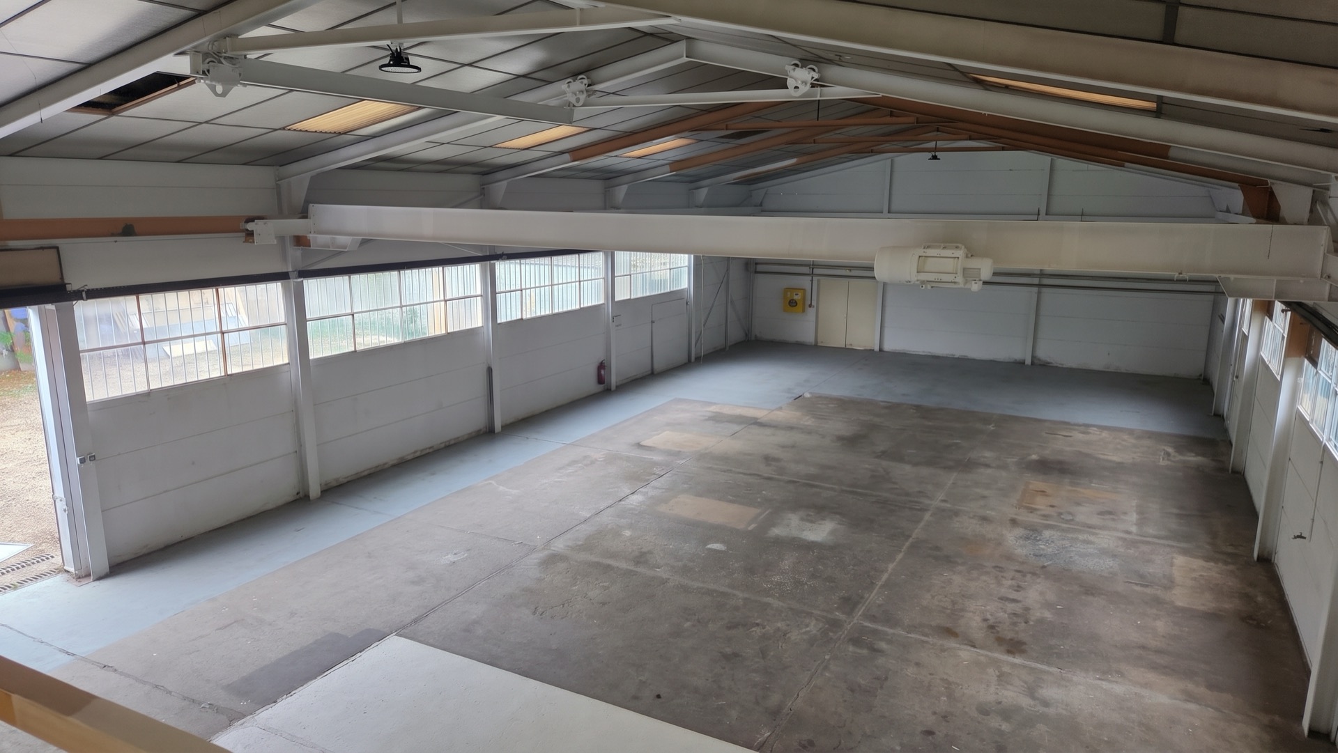 Intérieur du local d'activité, au fond de la parcelle, photographié en 2026.
